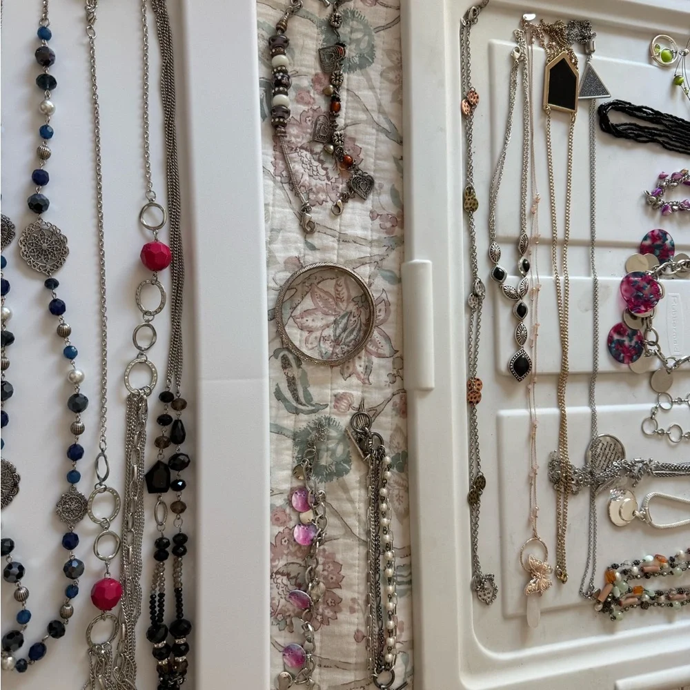 Various 24 Necklaces 5 Bracelets and 4 Earrings - Picture 2 of 3